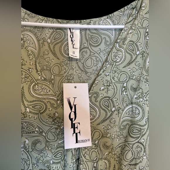 ASOS x Violet Romance Plus midaxi dress with ruffle sleeves in paisley print - Picture 3 of 6